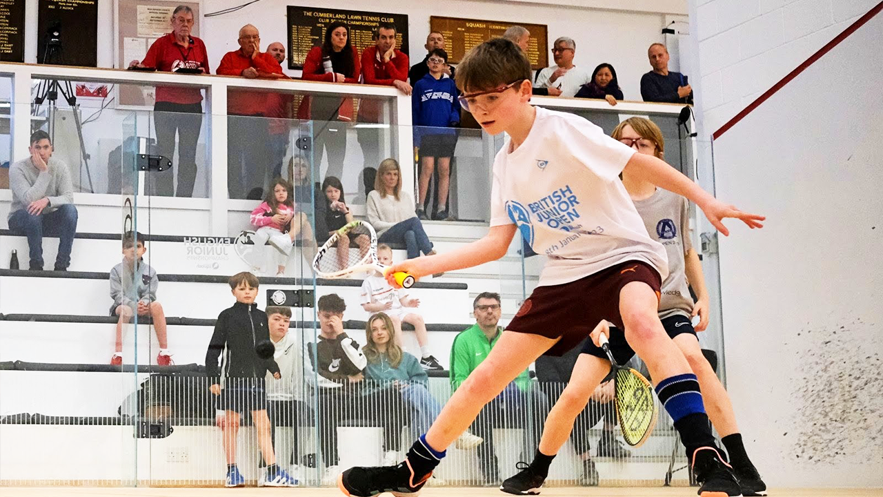 England's Ben Lamond battles Logan Willstrop at the 2024 English Junior Championships.