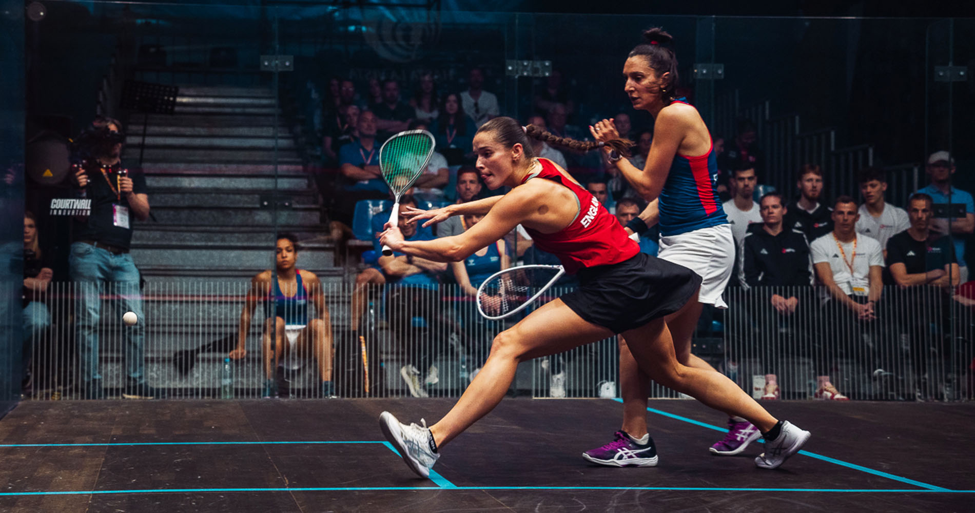 Jasmine Hutton and Camille Serme playing at the 2025 European Team Championships semi-finals