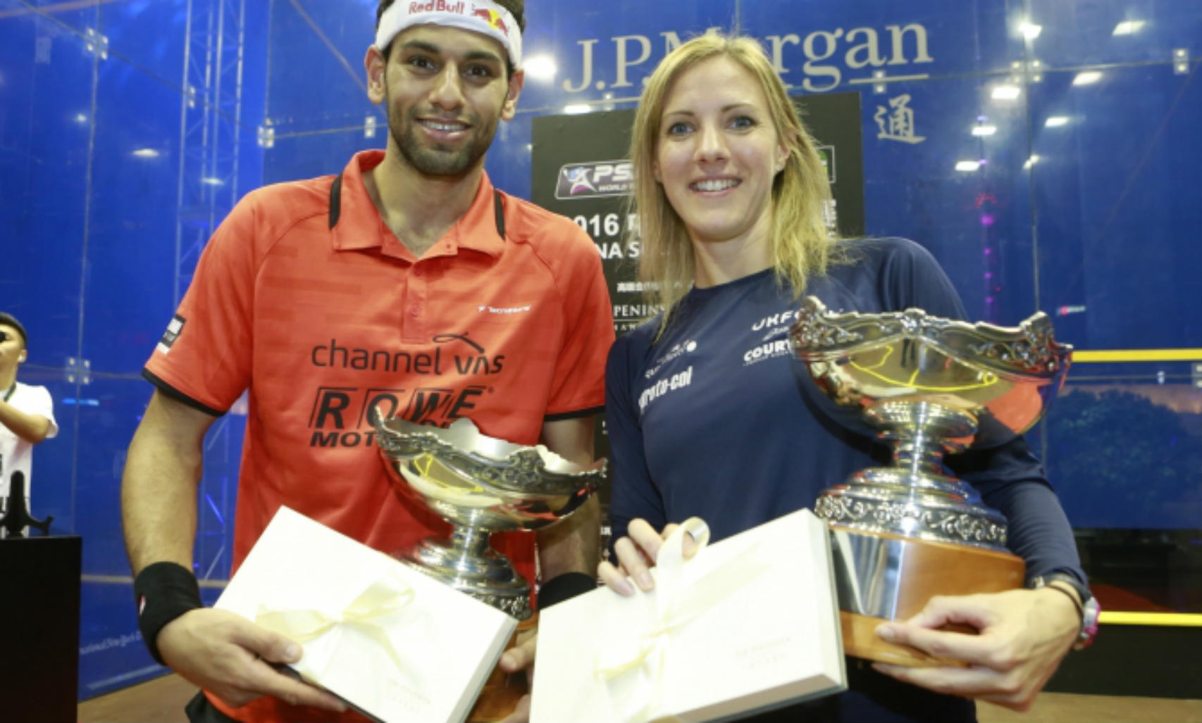 Laura Massaro with her China Open trophy